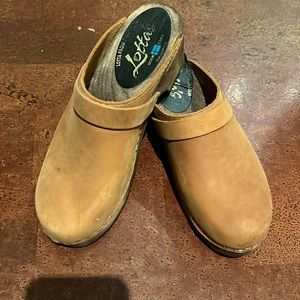 Classic brown clogs in oiled nubuck leather size 8